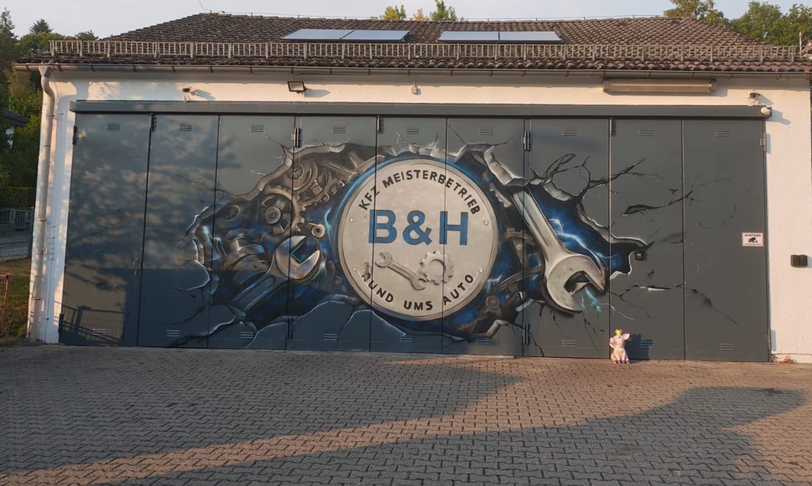 Das gestaltete Hallentor von Bödicker & Hartmann in Schmitten im Taunus
